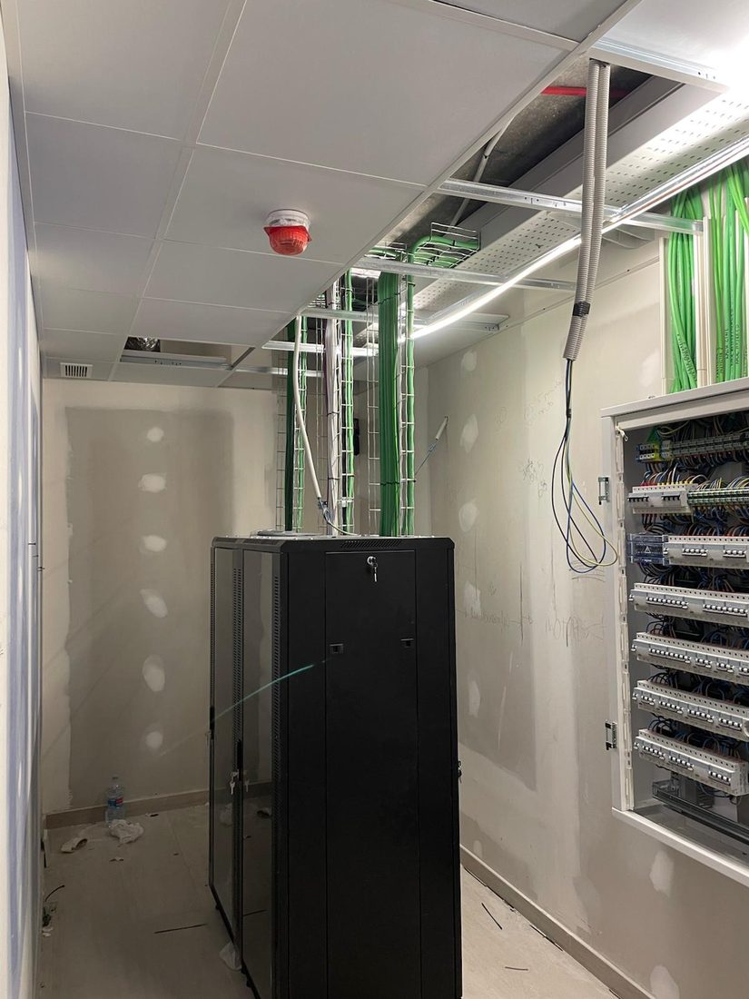 Sala de cuadros eléctricos y rack de datos